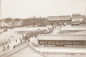 天安门广场改造前：面积很小，布局错落有致，能看到长安街左右门图片