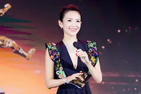 章子怡穿衣越来越大胆，选了深V领连衣裙亮相，超吸睛却不招摇图片