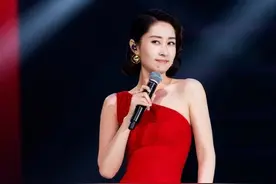 刘敏涛因红色高跟鞋火出圈，她的“双C腰”更抢眼，44岁还很性感图片