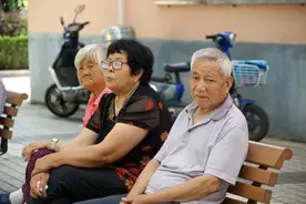 老太太这么任性取钱！银行职员傻了图片