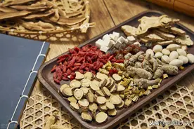 “脚知肝脏”，肝不好，脚上会有3个异常，占一个也要警惕图片