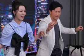 64岁吕良伟依旧帅气有型，很羡慕这身材和发量，这状态实在很好图片
