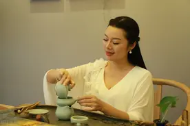 凌晨，40岁女老板约男员工吃夜宵，被员工回绝：老婆在家，不方便图片