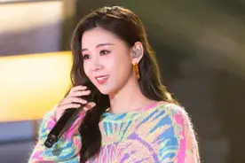 李小萌真懂“藏肉”穿搭，把宽松针织衫当连衣裙，显瘦效果太明显图片