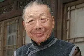 午马:换1个女友送1套房,71岁去世女儿未成年,获成龙、洪金宝扶灵图片