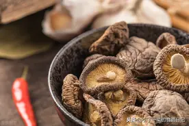 都是香菇，新鲜的与晒干的有什么不同？看完你就清楚，别再买错了图片