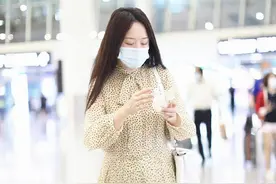 杨钰莹现身深圳宝安机场，穿波点纱裙气质甜美，歪头甜笑很暖萌图片