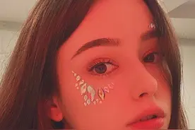 “俄罗斯张柏芝”Dasha晒自拍，头顶小熊，花瓣妆超可爱图片