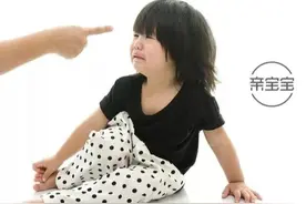 夫妻吵架后痛打女儿撒气：孩子身上这4个部位千万打不得会致命！图片