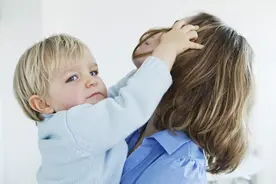 熊孩子用手指把超市的桃子全戳上洞，妈妈随后的举动让网友点赞图片