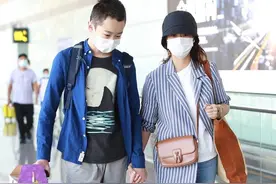 43岁海清和14岁儿子同框矮半头，蓝白条纹衬衫搭配牛仔裤清爽干练图片