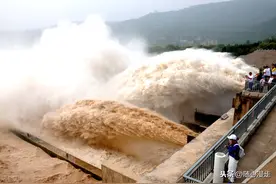 黄河小浪底泄洪场面“双龙”飞腾景观图片