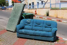 废弃旧家具堆满小区，新疆乌鲁木齐女业主变废为宝，“市场上卖的花盆十几块，在她这儿只要一块钱！”图片