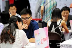 相亲时，女孩非请我吃海鲜，期间她说要去厕所，她起身后我无语了图片