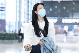 独家街拍：“国民初恋”章若楠机场街拍，笑起来也太甜了吧！图片