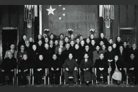 他是华侨领袖洪门元老，曾是孙中山保镖，开国大典站在毛主席身后图片