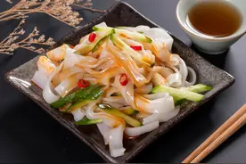 做凉皮，记住一个关键比例，不粘不开裂，劲道爽滑，一次成功图片