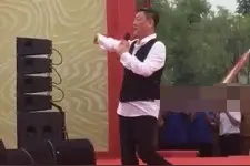 52岁歌王韩磊参加简陋商演，与观众互动无反应，其尬笑化解气氛图片