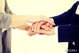 女人允许摸她的手说明什么意思图片