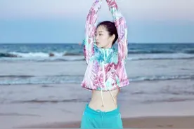 宋轶这个“小腰精”，海边运动太美了！图片