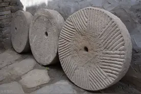 农村经常有人来收旧石磨、石槽，收购这些老物件有啥用呢？图片