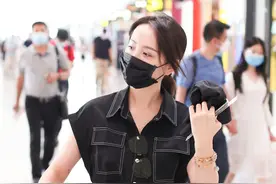 街拍：邓莎一袭黑色牛仔裙现身机场，时尚造型尽显淑女气质图片