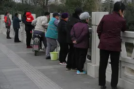 警惕！还有人在城市内河撒网捕野生鱼，小心吃坏了身子骨图片