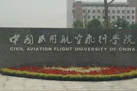 中国最大的大学有多大？占地一万七千亩，一个学校拥有五个机场图片