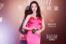 王晓晨大胆挑战芭比粉，不仅不俗气，反倒美艳性感如女王，太绝了图片