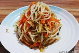 炒豆芽时，有人焯水有人直接炒，大厨教你正确做法，豆芽脆爽开胃图片