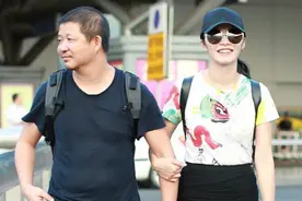 姚晨老公真接地气，穿T恤背双肩包勒出大肚腩，被老婆挽着好开心图片