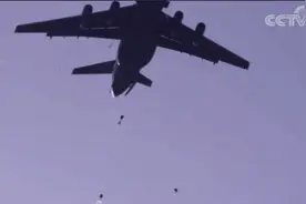 解放军整建制重装空降高原：运-20“三门四路”空投意义重大图片