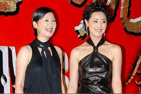 年轻时的刘蓓太美了！穿“挂脖”衣配西裤气质优雅，顶卷毛更迷人图片