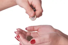 正在追求的女生找你借钱，这样的处理办法最好，不伤面子也不伤财图片