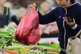 记者暗访北京“限塑令”：小超市塑料袋随便拿，有人检查就收费图片