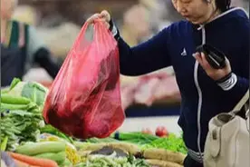 记者暗访北京“限塑令”：小超市塑料袋随便拿，有人检查就收费图片