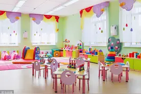 幼儿园复学，全班只一人返校？该学生吃饭、玩耍、上课、睡觉，全程两名老师陪伴图片