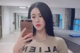 搞笑：这是我见过最优秀的女司机，倒不进，直接抬进去吧，哈哈图片