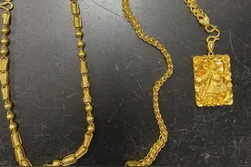 男子金店里看首饰，看着看着突然拿着2条大金链就跑！1小时内就被抓获图片