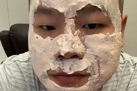 岳云鹏私生子事件后首秀恩爱，敷老婆做的面膜，却被讽刺似浆糊？图片