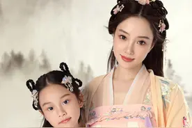 贾乃亮李小璐先后为8岁甜馨庆生，文案还重合，网友喊话二人复婚图片