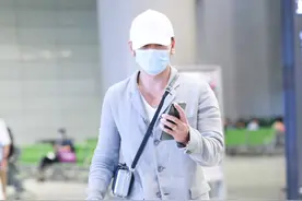 街拍：杨烁穿灰西装配运动裤搭小白鞋，尽显简约随性图片