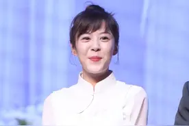 美嘉扮演者李金铭现身，身穿连体裤十分鬼马图片