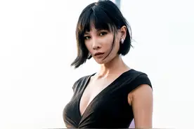 34岁“龙女郎”张蓝心，穿清凉装秀凹凸身材，这衣服太省布料图片
