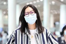 刘雯穿搭好高级！条纹衬衫配黑框眼镜知性大气，照着穿准没错图片