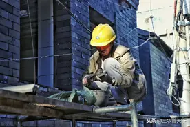 农民工身体明明很强壮，腰杆子却硬不起来，原因让你想象不到图片