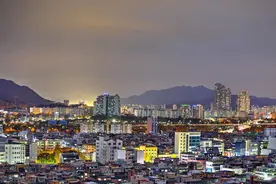 一部电影告诉你，韩国穷人为何无力改变现状，思维格局决定命运图片