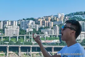 网红旅游点李子坝轻轨站，“轻轨穿楼”后面的故事图片