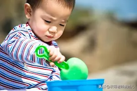 为啥宝宝爱玩水玩沙？享受流动的乐趣，这样玩孩子更聪明、更自信图片