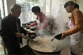 炖羊肉时，调味料不能乱放，否则肉柴膻味重，一锅羊肉就白炖了图片